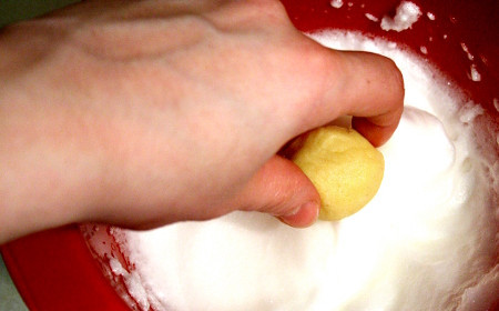 1. Этап. Печенье с повидлом: 8. Каждый шарик нужно обмакнуть в белок, чтобы тот равномерно распределился со всех сторон.