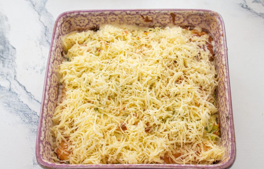 1. Этап. Заливной пирог с капустой и сыром: Отправьте обратно в духовку еще на 10-15 минут, до готовности пирога.