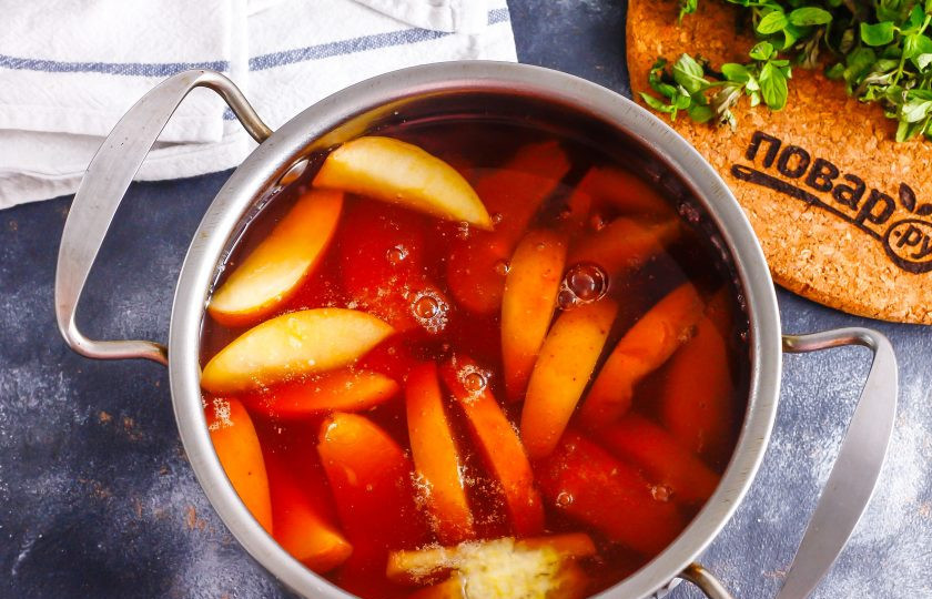 1. Этап. Алкогольный компот: Влейте вино и выключите нагрев. Варить компот с добавленным вином не нужно, так как улетучится весь алкоголь.