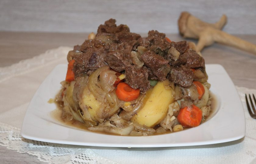 1. Этап. Басма: Возьмите большое блюдо. Снимите крышку с казана, блюдом накройте казан и переверните его. Такая красота получится на тарелке.