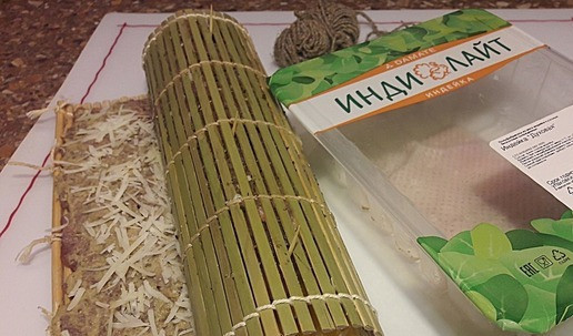 1. Этап. Рулет из индейки к Новогоднему столу: Выложите запеченные перца на мясо, посыпьте пармезаном. Сверните циновку в тугой рулет. обвяжите рулет кулинарной бичевой, чтобы он сохранял форму