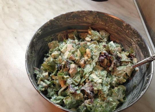 1. Этап. Салат с куриным мясом: 5. Заправляю салат майонезом, по вкусу солю и перчу. Хорошенько перемешиваю и отправляю на 10 минут в холодильник.