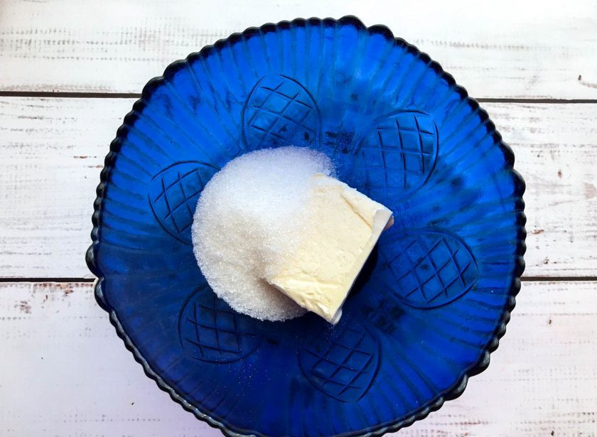 1. Этап. Пирог с ананасами и кокосовой стружкой: Сливочное масло разотрите с сахаром.