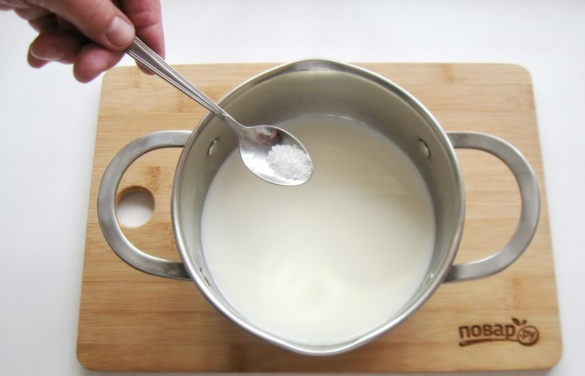 1. Этап. Манный десерт: Всыпьте щепотку соли.
