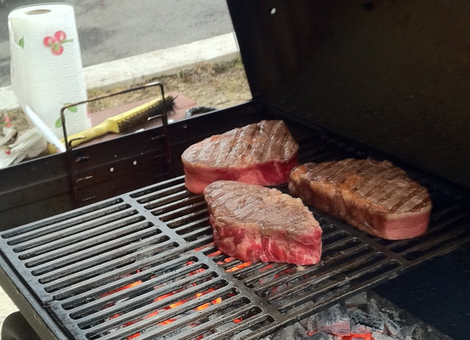 1. Этап. Говядина на мангале: Степень прожарки лучше всего проверять надрезая кусок ножом. Заканчивать прожарку необходимо тогда, когда мясо внутри ещё красное.