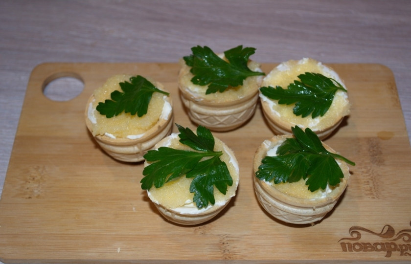 1. Этап. Тарталетки с икрой и сливочным сыром: Каждую тарталетку украсьте листиком петрушки.