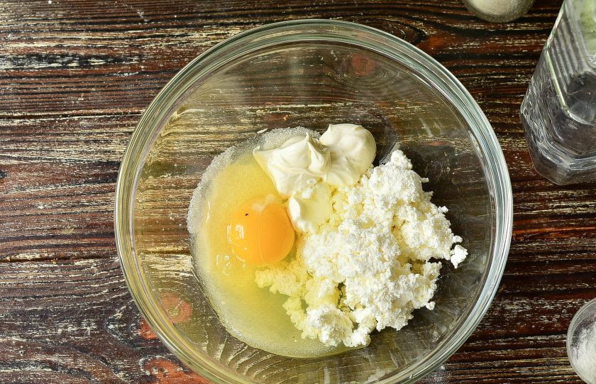 1. Этап. Крендель с творогом: Вбейте в миску яйцо, выложите творог и сметану.
