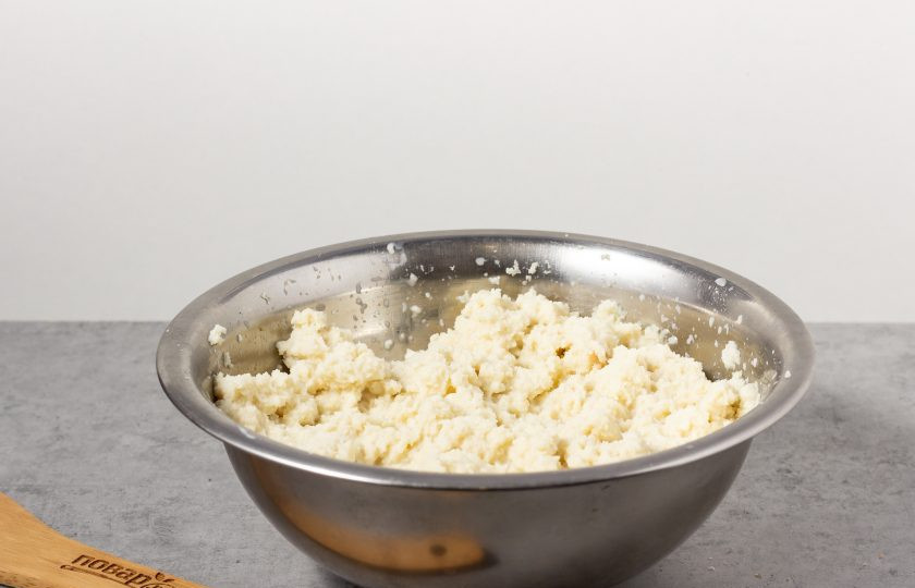 1. Этап. Куриная котлета по ГОСТу: Хлеб без корки разделите на кусочки и замочите в молоке.