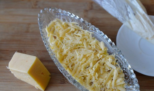 1. Этап. Салат Рождественская ночь: Далее кладём слой тёртого сыра. Немного сыра оставляем на украшение.