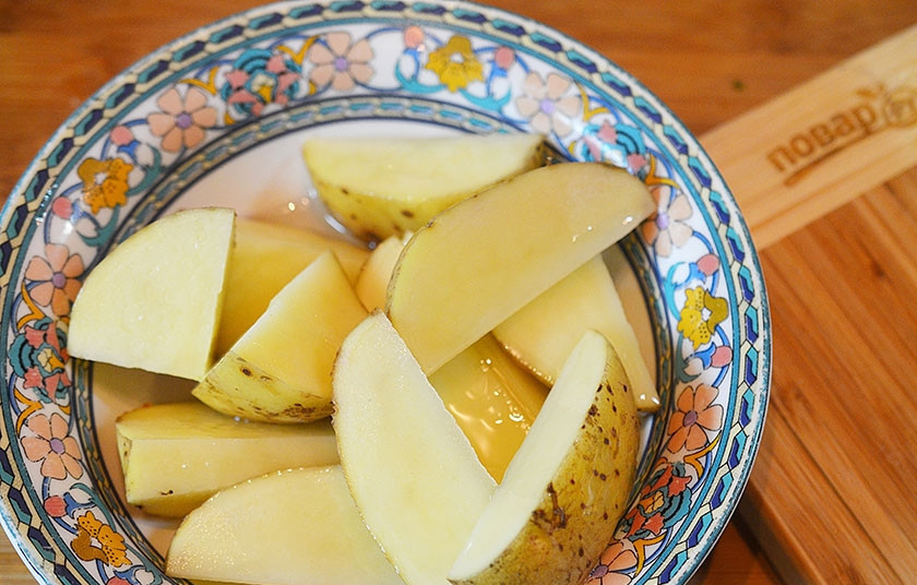 1. Этап. Деревенский картофель под сырным соусом: Полейте оливковым маслом.