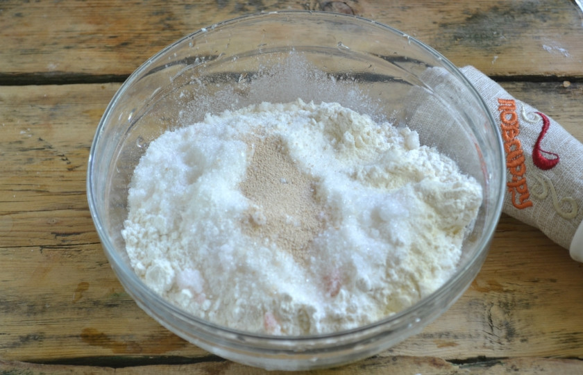 1. Этап. Ватрушка с творогом: Смешайте все сухие продукты - муку, сахар, дрожжи, щепотку соли, перемешайте все.