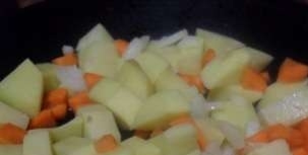 1. Этап. Итальянский овощной суп: Картофель очищаем от кожуры, нарезаем кусочками.