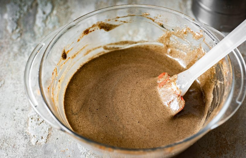 1. Этап. Черный бисквит: Вмешайте его до равномерного распределения.