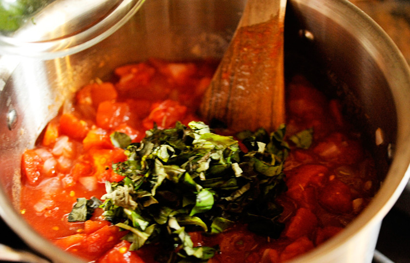 1. Этап. Томатный суп в хлебе: Следом добавляем порезанный свежий базилик.