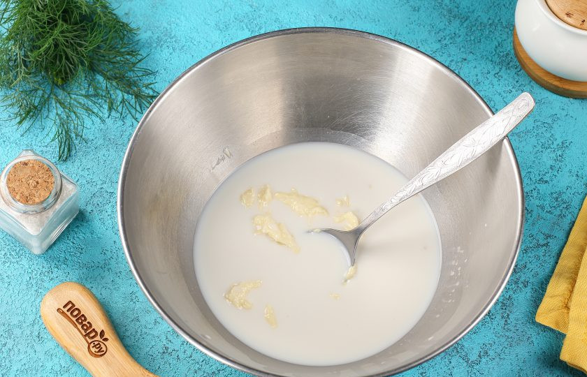 1. Этап. Пампушки с чесноком к борщу: Перемешайте.