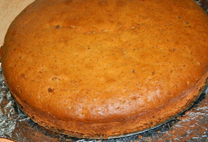 1. Этап. Свадебный торт: Готовый бисквит остудите и разрежьте на 3-5 коржей.