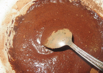 1. Этап. Торт Айсберг с орехами: Приготовим шоколадную глазурь: смешайте по 3 ст.л. какао и сахара, добавьте сливки, тщательно все перемешайте, а затем доведите до кипения.