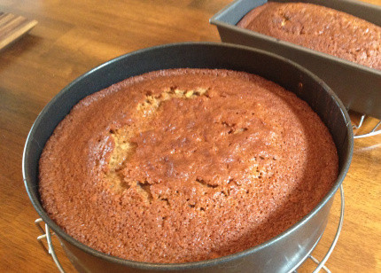 1. Этап. Леках: 4. Форму для запекания смажьте маслом или застелите пергаментом и вылейте в нее тесто. У меня получилось заполнить одну большую форму и одну маленькую. Запекайте леках в разогретой до 180 градусов духовке в течение часа (маленькую форму ставим в духовку на 50 минут). Готовность проверяйте деревянной зубочисткой.