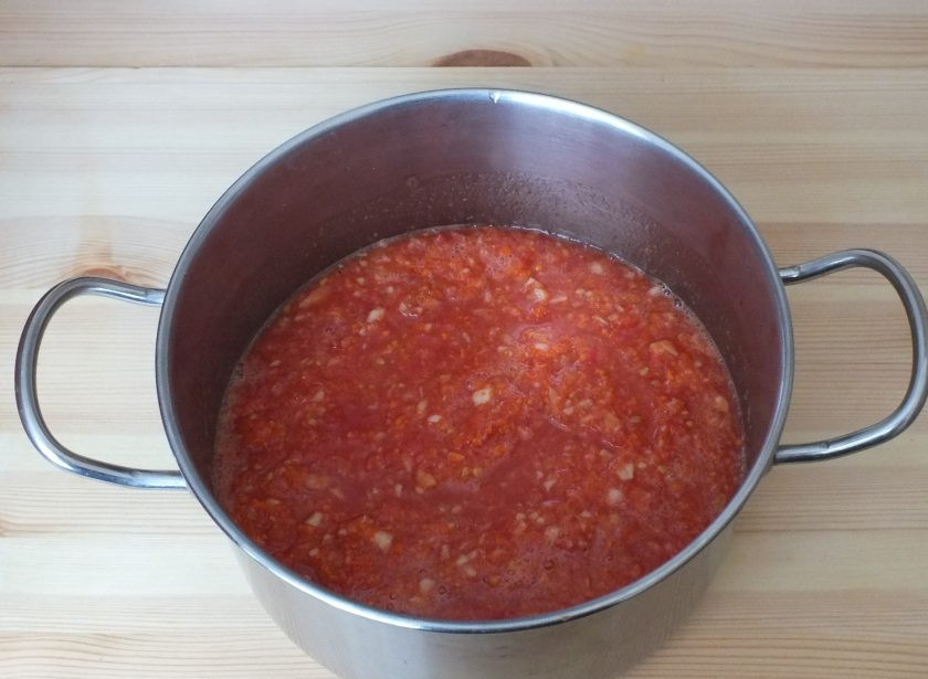 1. Этап. Аппетитка: Измельчите мякоть помидоров через блендер или мясорубку. Добавьте в кастрюлю к моркови с яблоками. Поставьте на средний огонь, накройте крышкой и варите после закипания 40 минут.