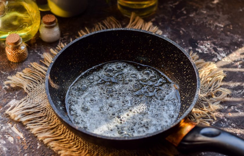 1. Этап. Гренки по-английски: В небольшой сковороде или сотейнике растопите сливочное масло.