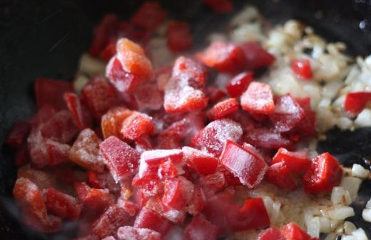 1. Этап. Плов из красного риса: Болгарский перец нарезаем небольшими кубиками и также выкладываем на сковороду, жарим все до мягкости перца.