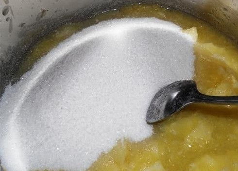 1. Этап. Джем из лимонов: Нарезаем лимоны, при этом заодно и выбираем и выбрасываем косточки. Взвесим или померяем стаканом количество лимонной массы и добавим столько же сахара.