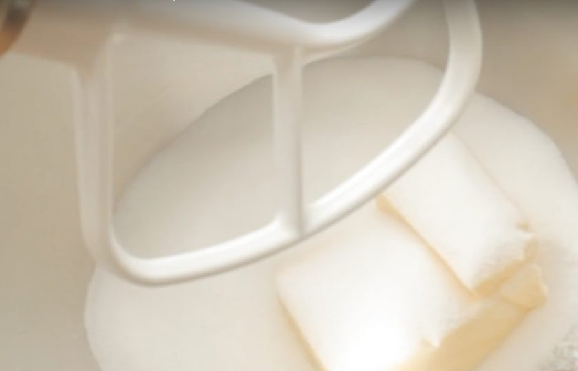 1. Этап. Ванильные кексы (базовый рецепт): 2. В чаше миксера растираем масло с сахаром.