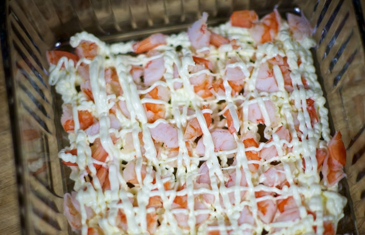 1. Этап. Салат с креветками, яйцами и красной икрой: 1. Для начала над по отдельности отварить до готовности и остудить картошку, яйца и креветки. Далее, в салатницу на дно выкладываем очищенные и остывшие креветки. Смажем майонезом.