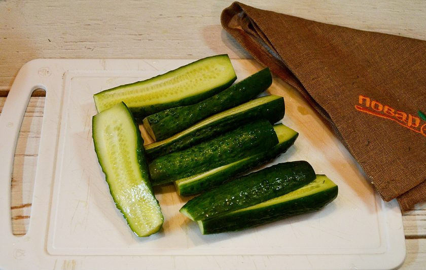 1. Этап. Малосольные огурчики без рассола: 2. Огурцы разрежьте на 2-3 части.