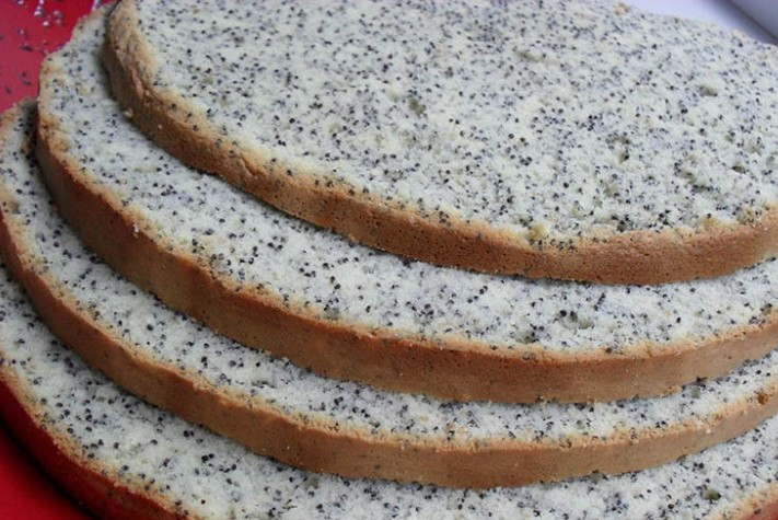 1. Этап. Торт Царица Эстер: Достаем корж из духовки, накрываем верхнюю его часть пергаментом и охлаждаем завернутым в полотенце. Затем снимаем бумагу вместе в с верхним слоем и разрезаем корж на три равные части.