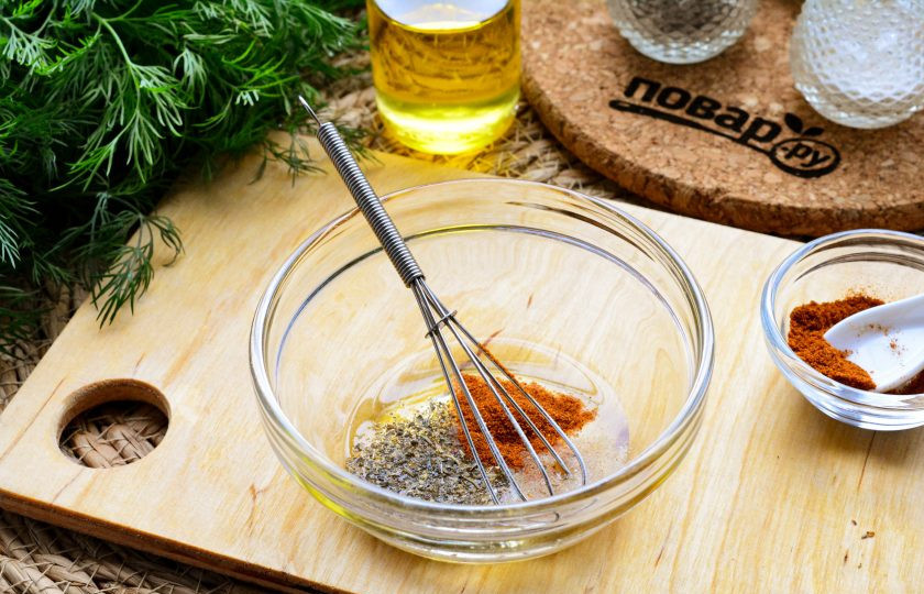 1. Этап. Картофель по-крестьянски: А тем временем приготовьте соус. Смешайте оливковое масло со специями. Всыпьте сушеный базилик и чеснок, добавьте паприку и все перемешайте.