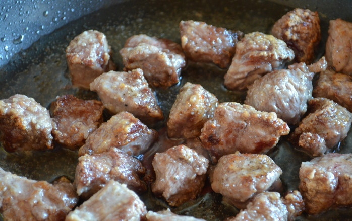 1. Этап. Соус из говядины с картошкой: Теперь мы наливаем в сковороду растительное масло и хорошенько нагреваем его, выкладываем мясо порциями (у меня получилось два захода) и обжариваем его до румяной корочки. Если выложить сразу всю говядину, она пустит много сока и будет тушиться, а не жариться, поэтому жарить его нужно порциями или взять широкую сковороду, чтобы кусочки лежали на расстоянии друг от друга.