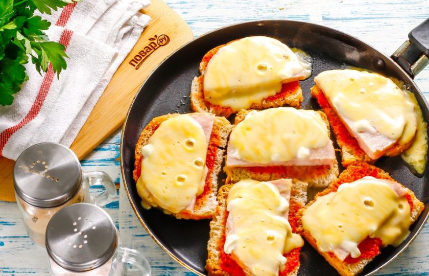 1. Этап. Бутерброды с ветчиной и сыром: Аккуратно переместите приготовленное вами блюдо на тарелки.