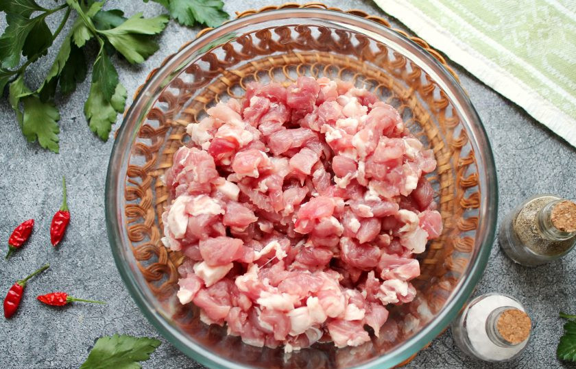 1. Этап. Мясо по-албански из свинины: Свинину порежьте мелким кубиком и выложите в миску. Кусочки мяса должны быть не более одного сантиметра.