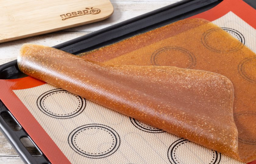 1. Этап. Домашняя пастила: Готовая пастила должна легко отходить от коврика, но быть не слишком сухой и ломкой, чтобы можно было свернуть ее в рулет. Для хранение нарежьте пастилу на полосы и сверните в рулетики. Уберите в плотно закрывающийся пищевой контейнер для хранения.