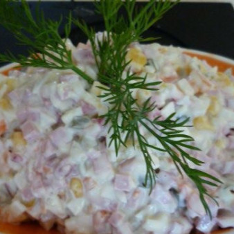 Салат Оливье с копченой колбасой