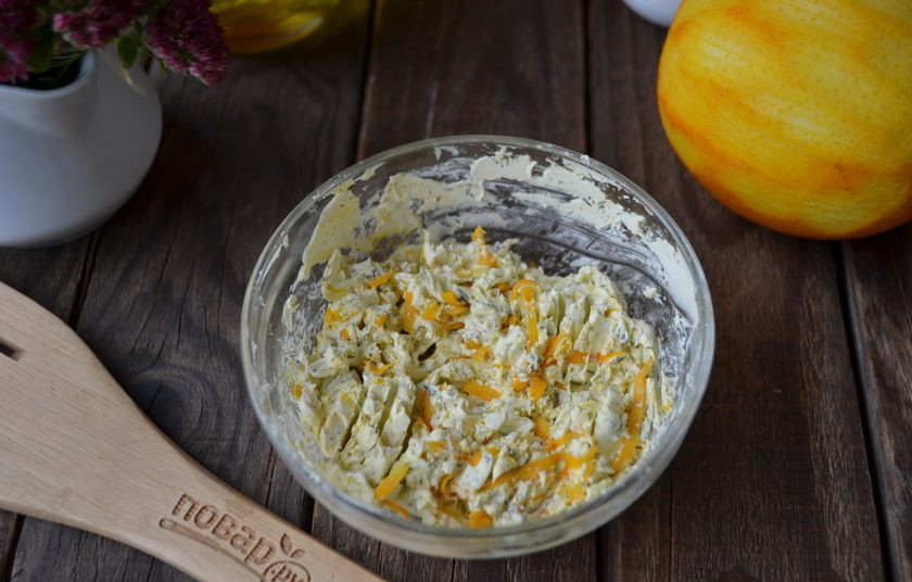 1. Этап. Жареный цыпленок целиком: Масса получается мягкой и красивой, желтенькой. Чем мягче масло, тем более нежная будет у вас консистенция, мое масло не до конца расстаяло.