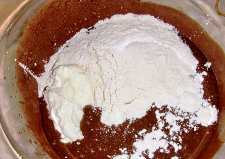 1. Этап. Немецкий шоколадный торт: И, продолжая взбивать, влейте шоколад, а также добавьте муку, разрыхлитель, соль, соду и йогурт.