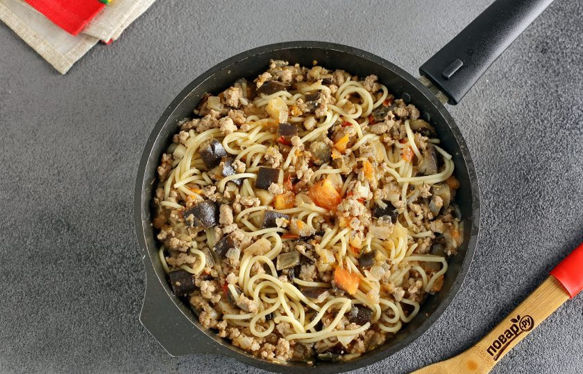 1. Этап. Паста с фаршем и баклажанами: Переложите макароны в сковороду и хорошо все перемешайте. Прогрейте около минуты. Паста с фаршем и баклажанами готова.