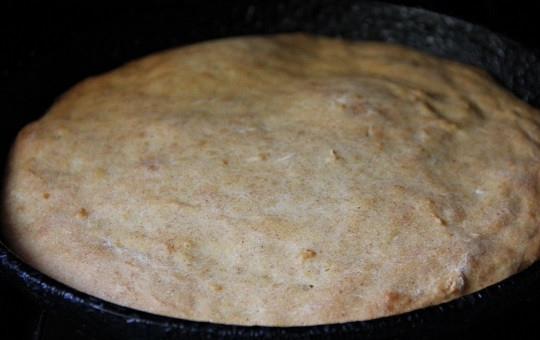 1. Этап. Лепешки на ряженке: 4. Разогрейте духовку до 200 градусов. Выложите тесто в форму, разровняйте верх и отправьте запекаться примерно на полчасика.