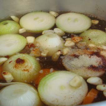 1. Этап. Рыбные котлеты по-еврейски: Сварите бульон. Опустите в кастрюлю с водой овощи, специи и проварите 30-40 минут.