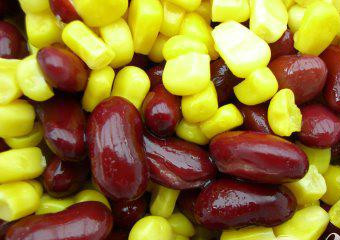 1. Этап. Креветки с имбирем и рисом: 3. Добавить отваренные до готовности или взятые из банки бобы и кукурузу. Тушить рис, пока он не станет золотиться.