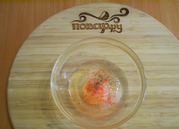 1. Этап. Лаваш с рисом и яйцом: Оставшееся сырое яйца смешиваем с солью и специями, это будет кляр.