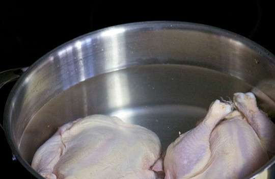 1. Этап. Суп-пюре с курицей: 1. Курочку вымойте, отправьте в кастрюлю, залейте водой и поставьте на огонь.