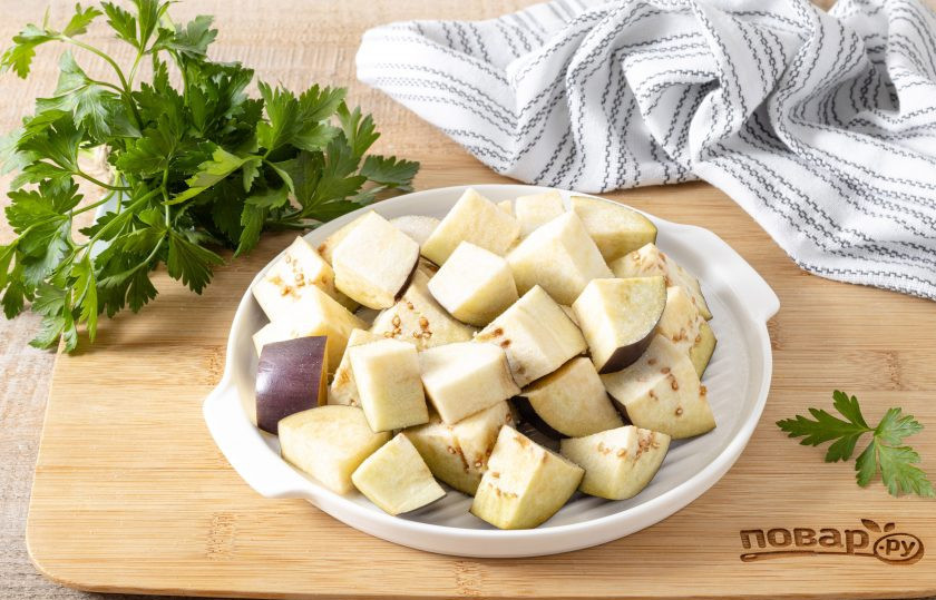 1. Этап. Драники из баклажанов: Баклажан нарежьте на ломтики, подсолите и оставьте на 10-15 минут. Затем промойте в холодной воде и хорошо отожмите.