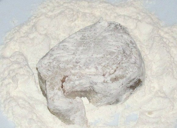 1. Этап. Треска, тушенная в сметане: Теперь сделайте смесь для панировки рыбы, смешайте муку с солью и перцем. При желании добавьте свои любимые специи, хорошо все перемешайте, обваляйте в получившейся смеси кусочки трески.