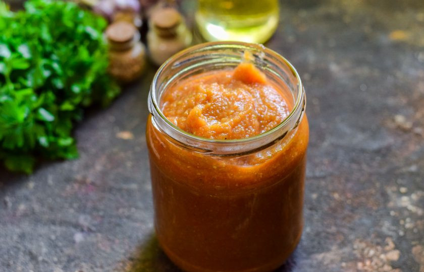 1. Этап. Кабачковая икра на зиму Пальчики оближешь: Разложите икру по стерильным банкам и сразу закатайте.