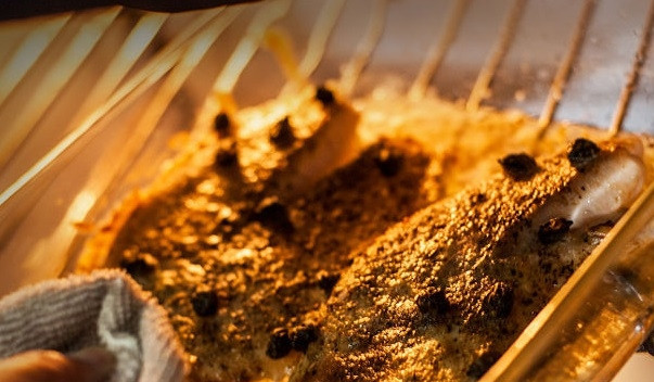 1. Этап. Филе тилапии в духовке: 4. Выпекайте тилапию в горячей духовке в течение 10-15 минут. Филе должно побелеть.