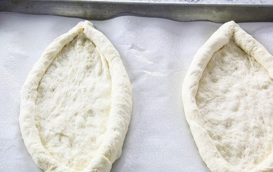 1. Этап. Хачапури по-грузински с сыром: 8. Подверните края, сформируйте вот такие 