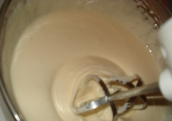 1. Этап. Торт Прага по ГОСТу: И взбиваем желтки с сахаром до состояния пышной светлой массы.